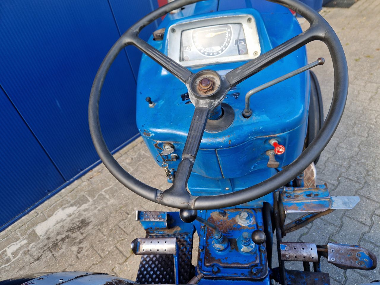 FORD 3000 SMALSPOOR TRACTOR MET KENTEKEN