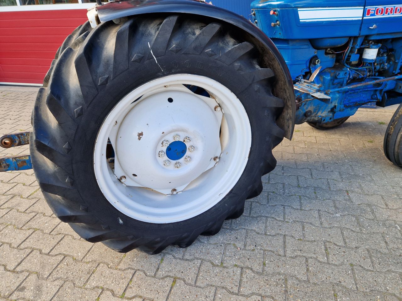 FORD 3000 SMALSPOOR TRACTOR MET KENTEKEN