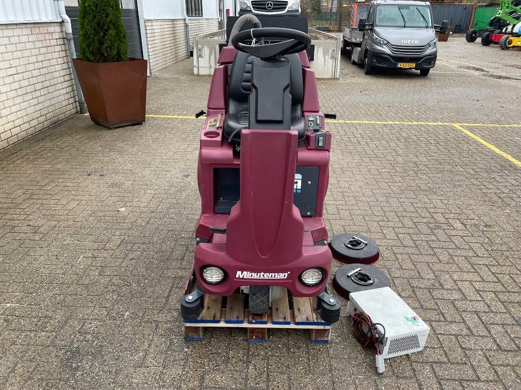 MINUTEMAN Powerboss SC2832E