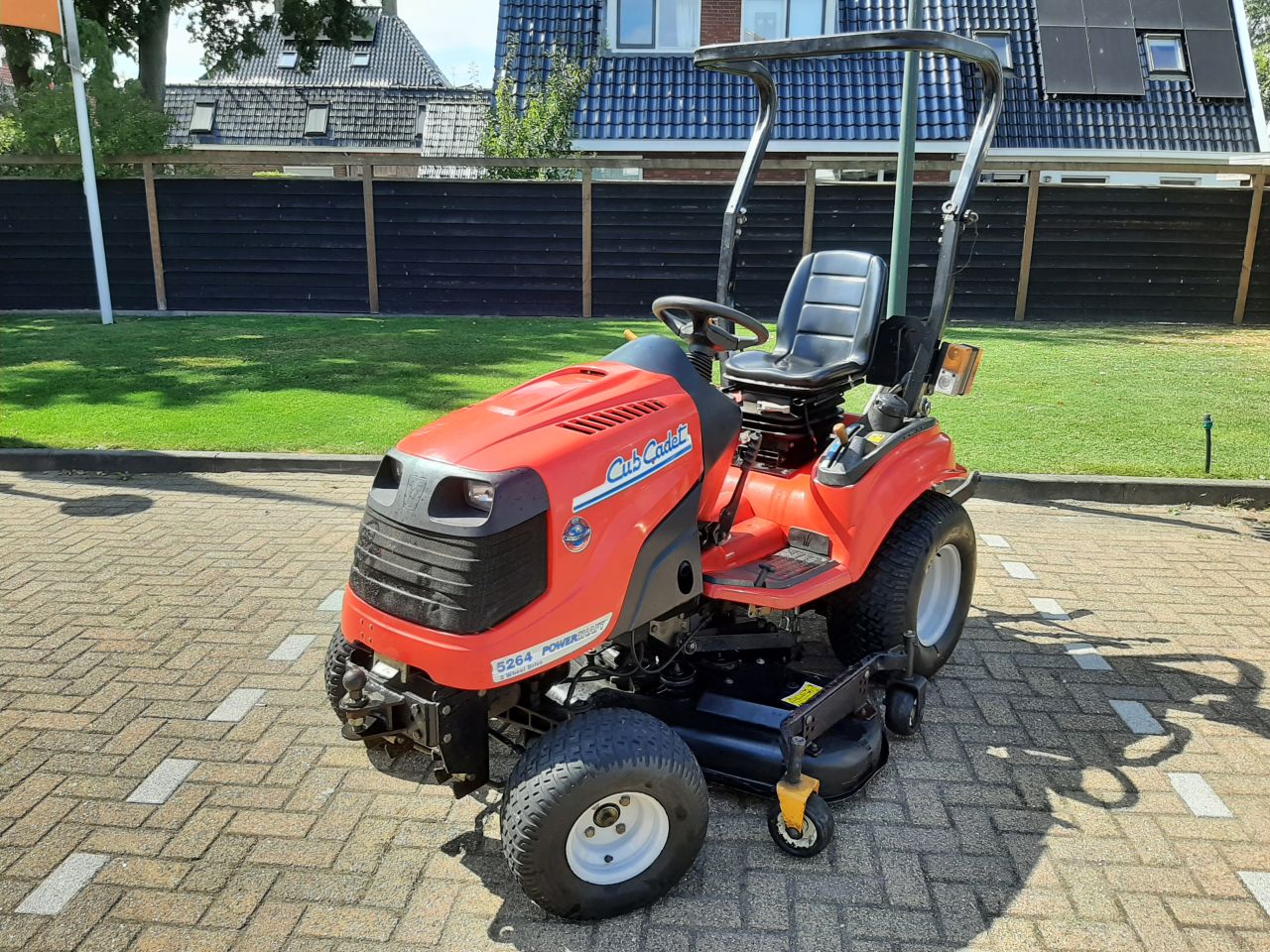 Cub Cadet 5264 diesel minitrekker met midden maaidek