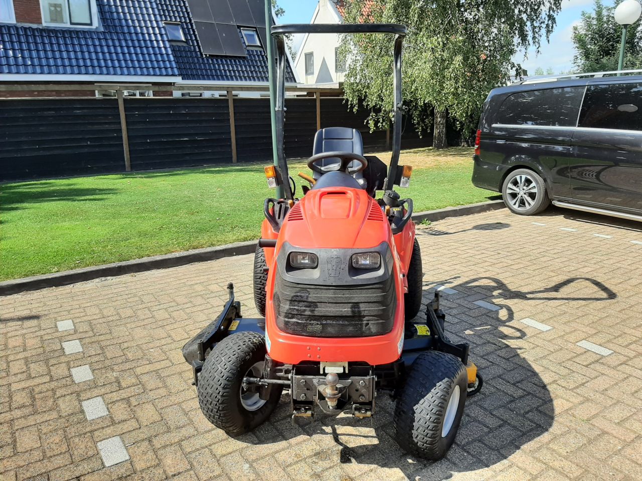 Cub Cadet 5264 diesel minitrekker met midden maaidek