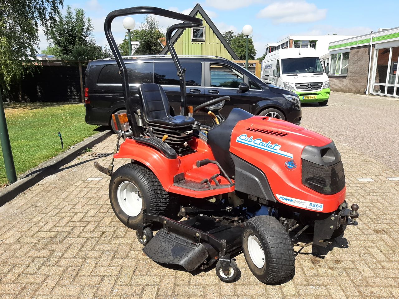 Cub Cadet 5264 diesel minitrekker met midden maaidek