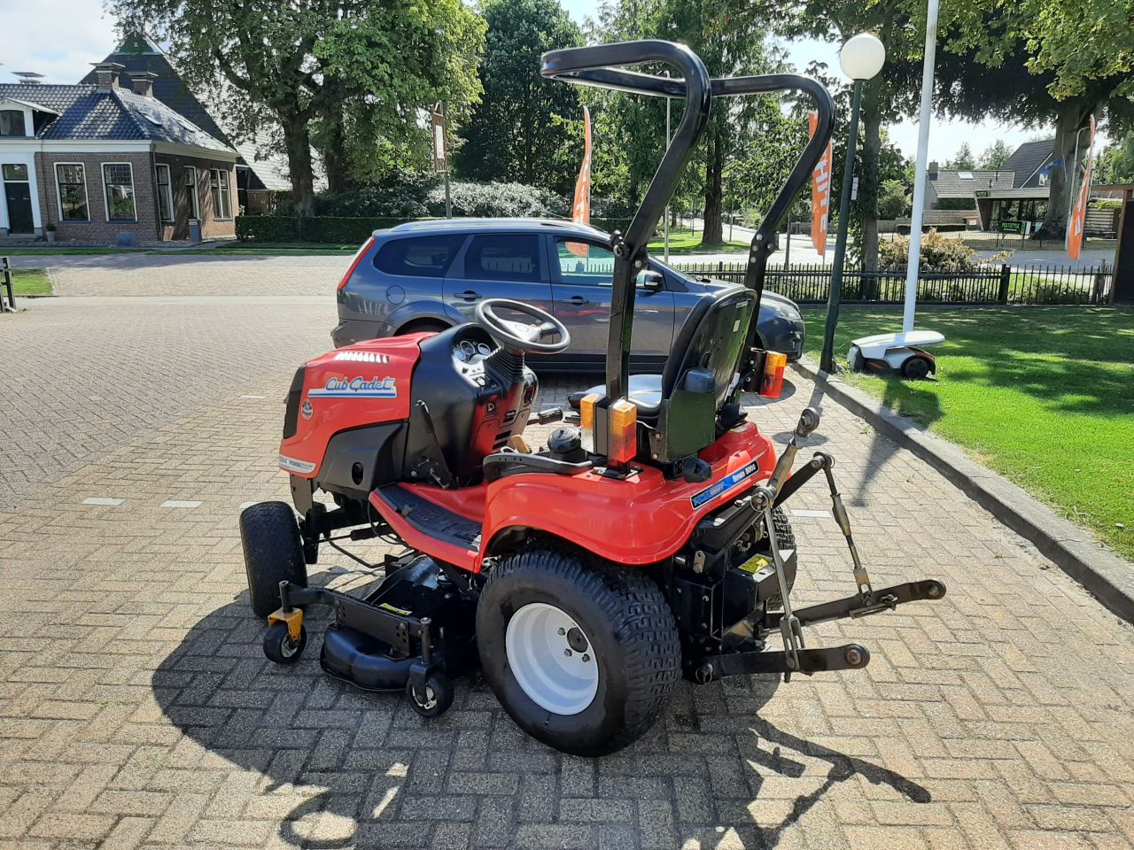 Cub Cadet 5264 diesel minitrekker met midden maaidek