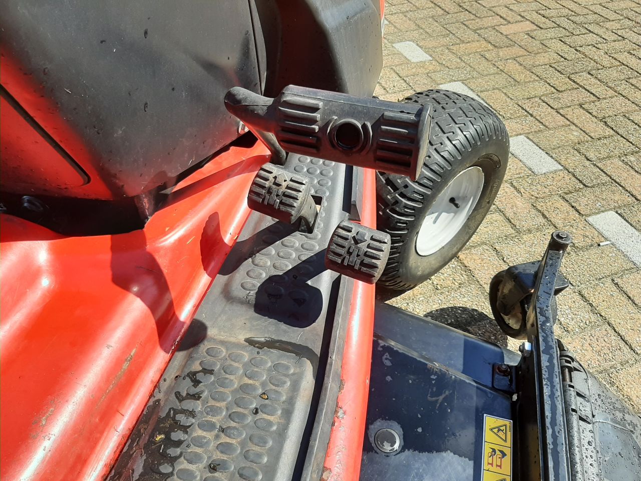 Cub Cadet 5264 diesel minitrekker met midden maaidek