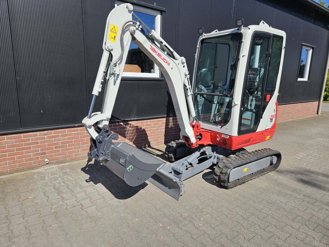 Takeuchi TB320 Demo