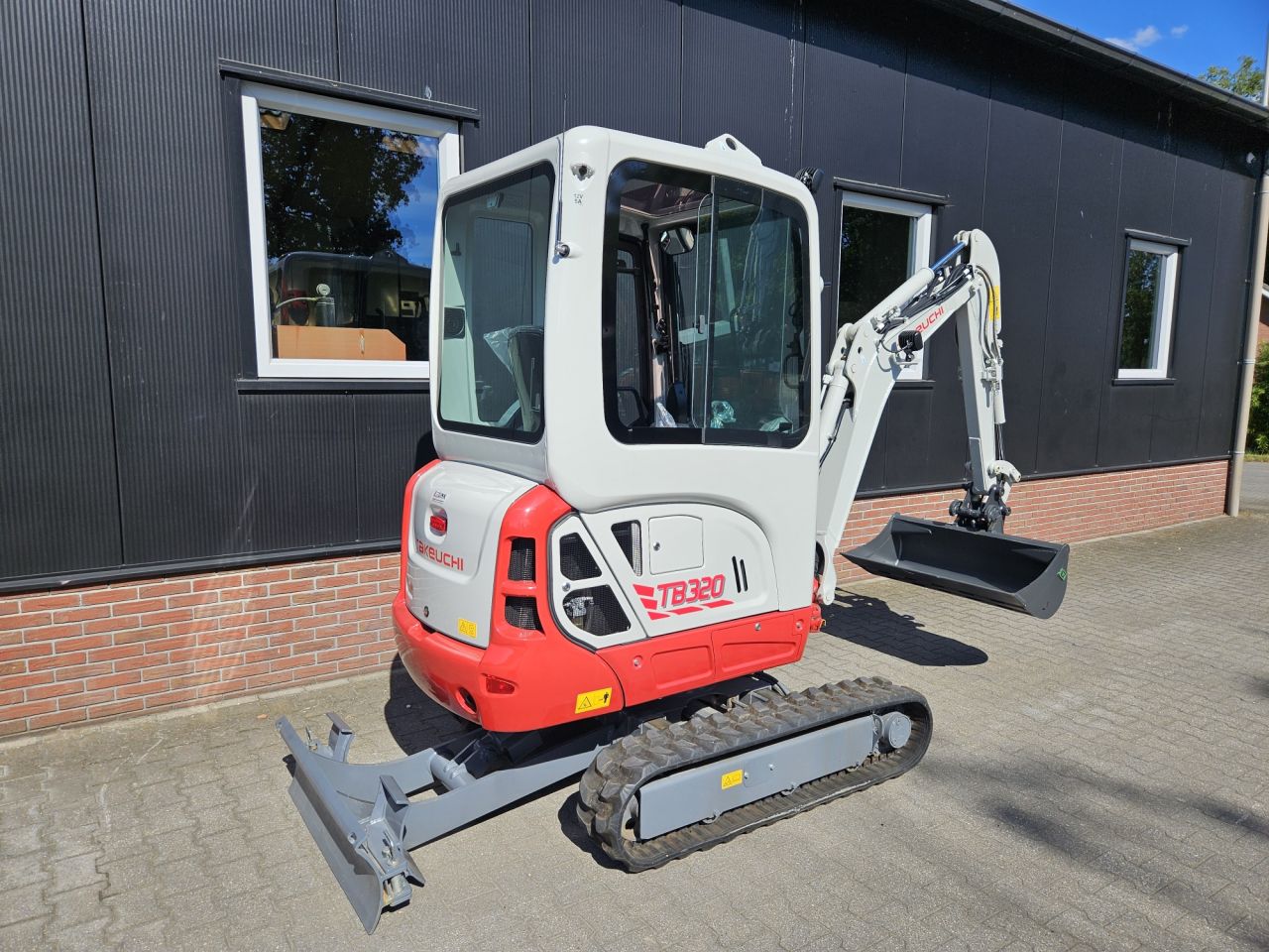 Takeuchi TB320 Demo