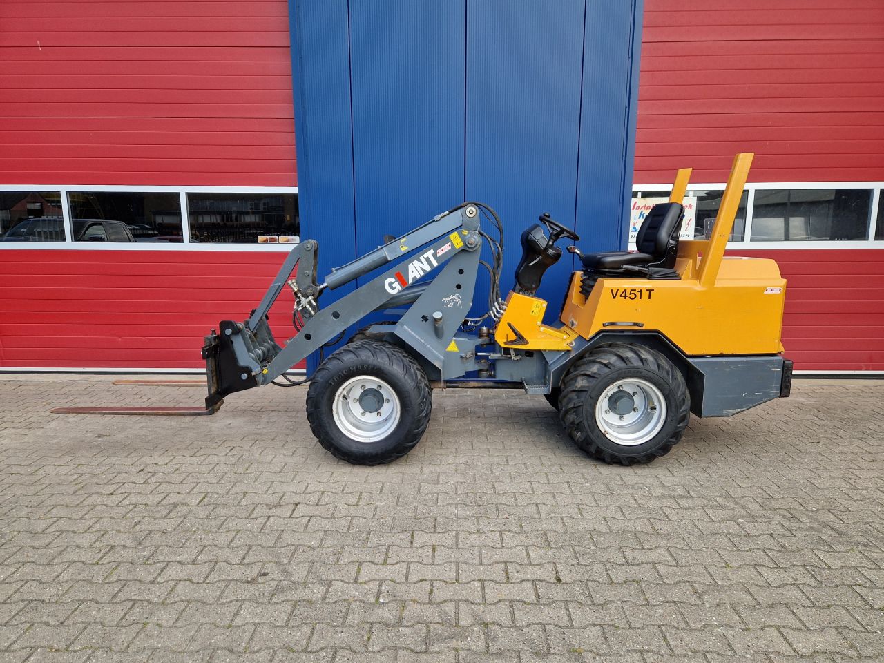 GIANT V451T SHOVEL 45PK BOUWJAAR 2009 MET KENTEKEN