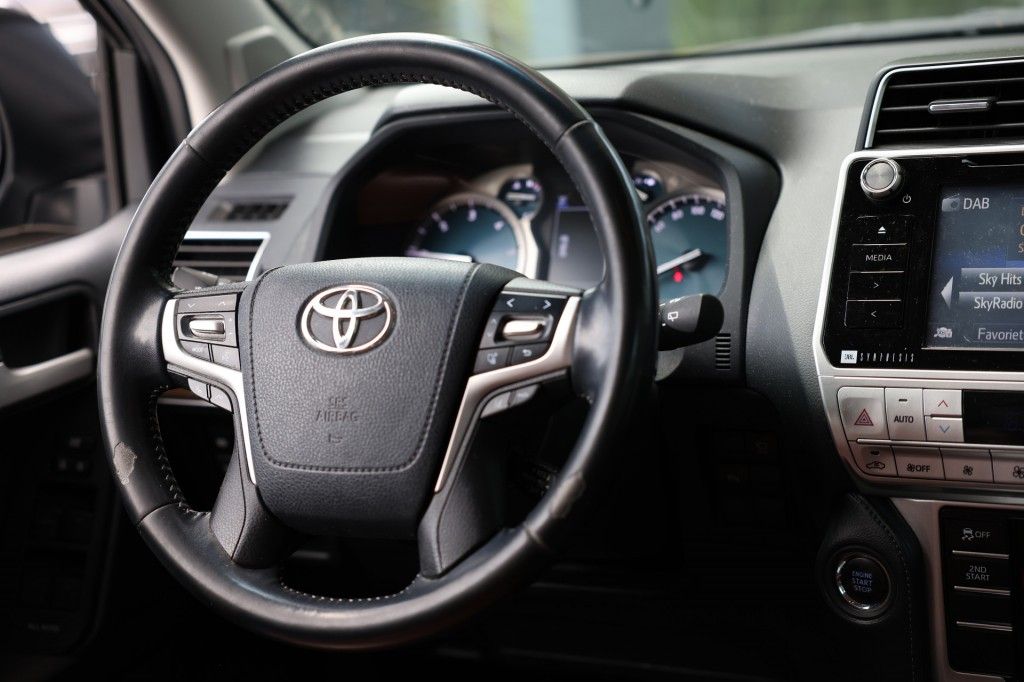 Toyota Landcruiser 150 2.8 D-4D 5DRS LOUNGE B/E TREKKER A/T 5 SITZ VAN