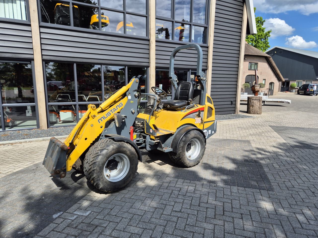 MUSTANG AL306 Minilader mit Gewicht von 2417 Kgs