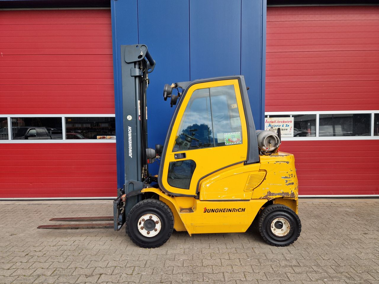 JUNGHEINRICH TFG25 LPG HEFTRUCK 2.5 TONS MET TRIPLOMAST