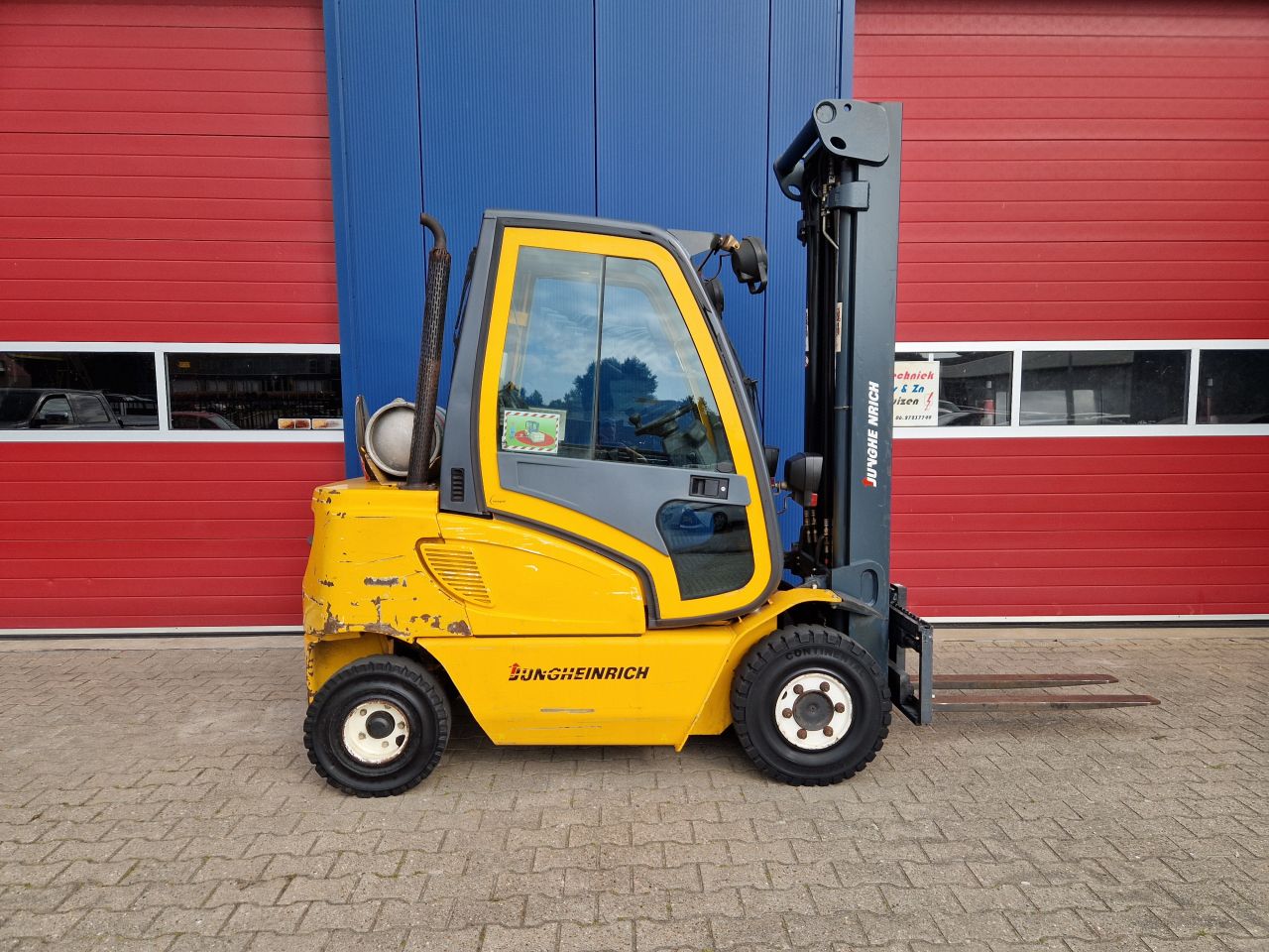JUNGHEINRICH TFG25 LPG HEFTRUCK 2.5 TONS MET TRIPLOMAST