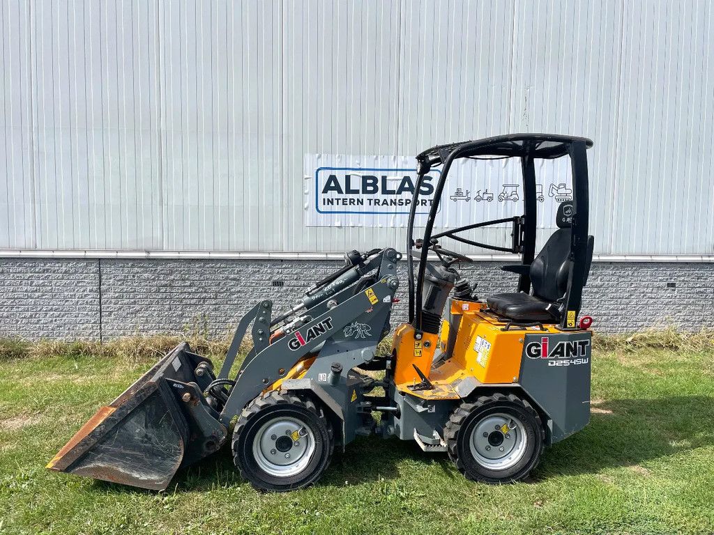 Giant D254SW shovel 2021 met slechts 423 uur