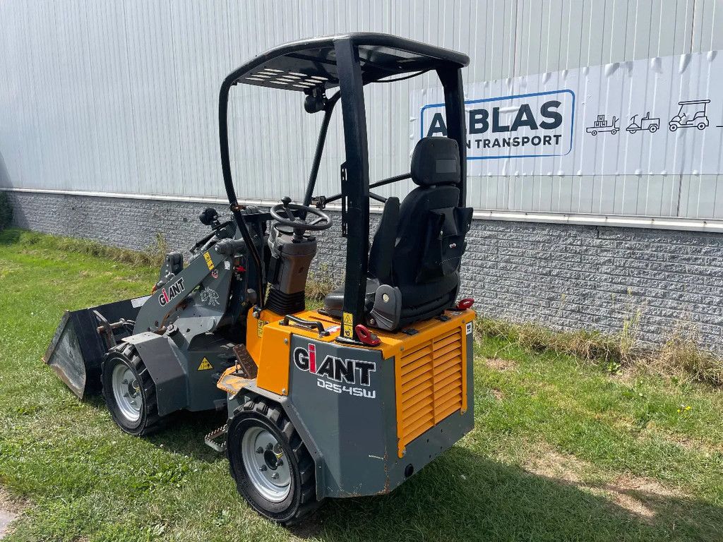 Giant D254SW shovel 2021 met slechts 423 uur