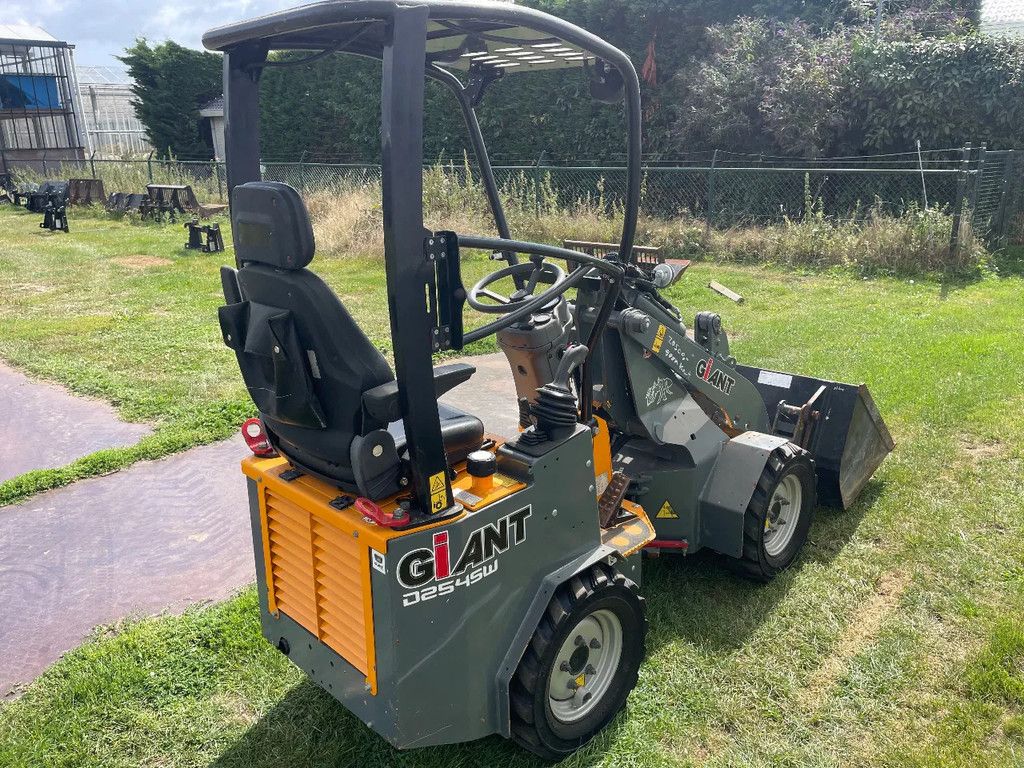 Giant D254SW shovel 2021 met slechts 423 uur
