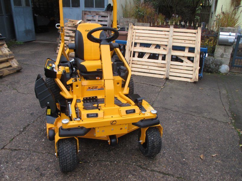 Cub Cadet XZ 8 S137i Ultima Zero Turn Benzin-Direkteinspritzer 137 cm