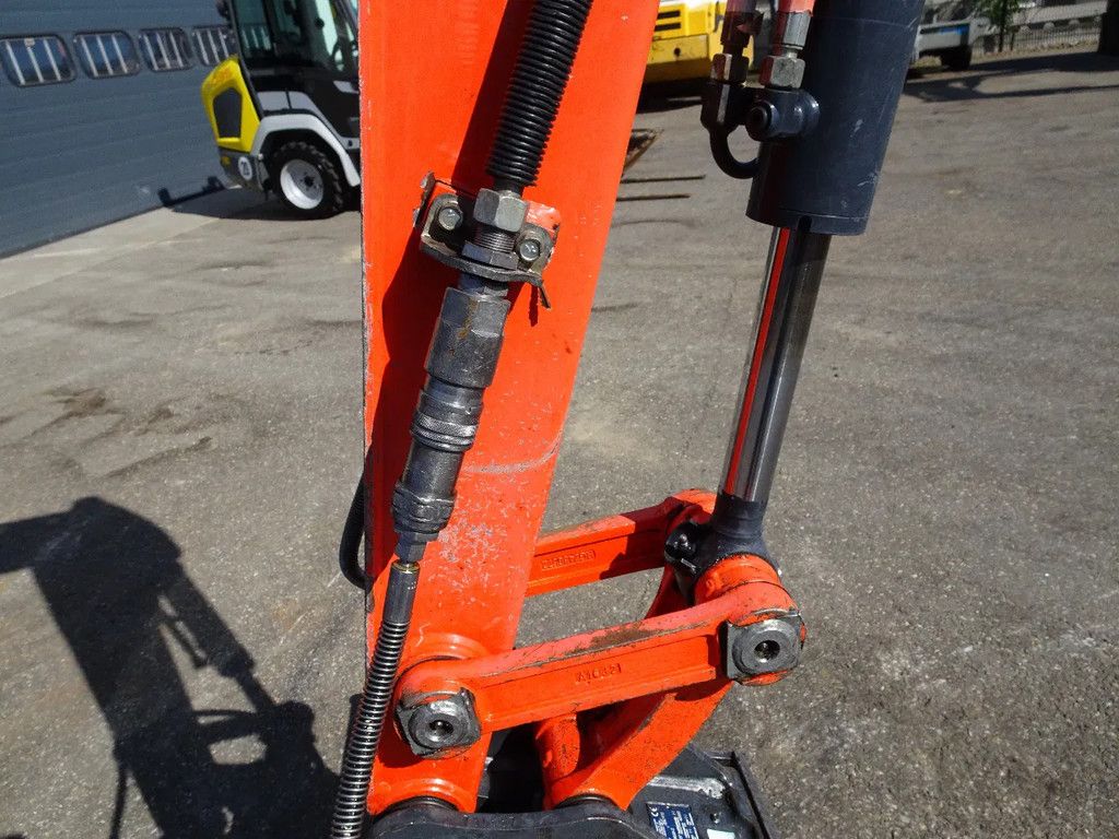Kubota U27-4