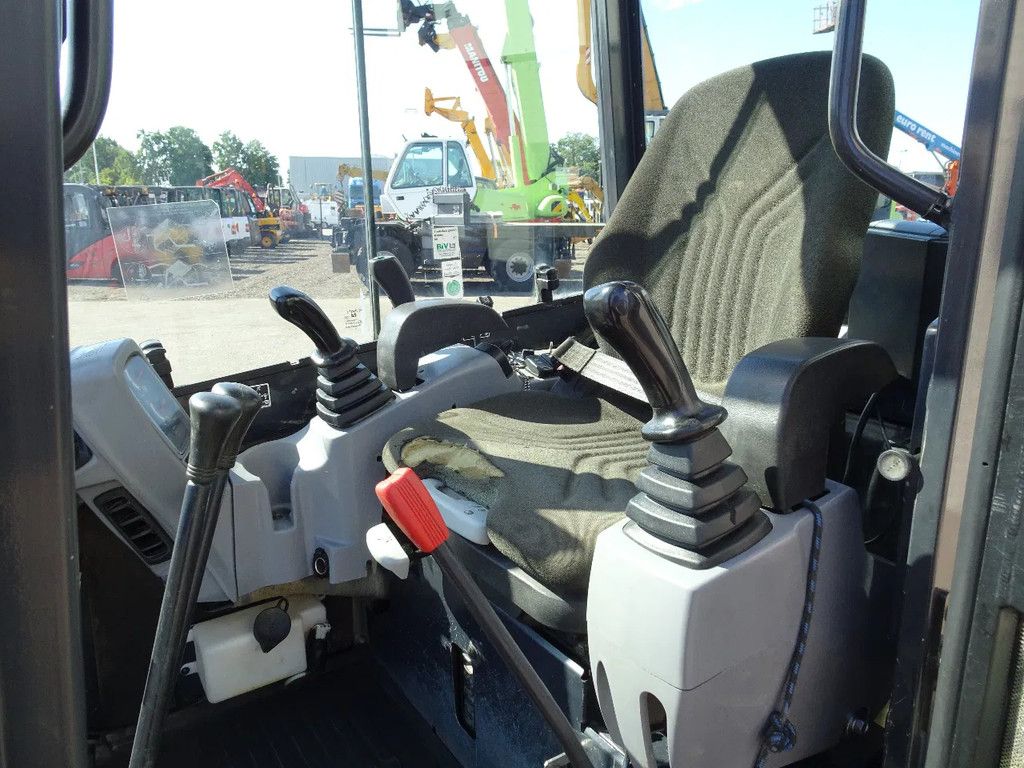 Kubota U27-4