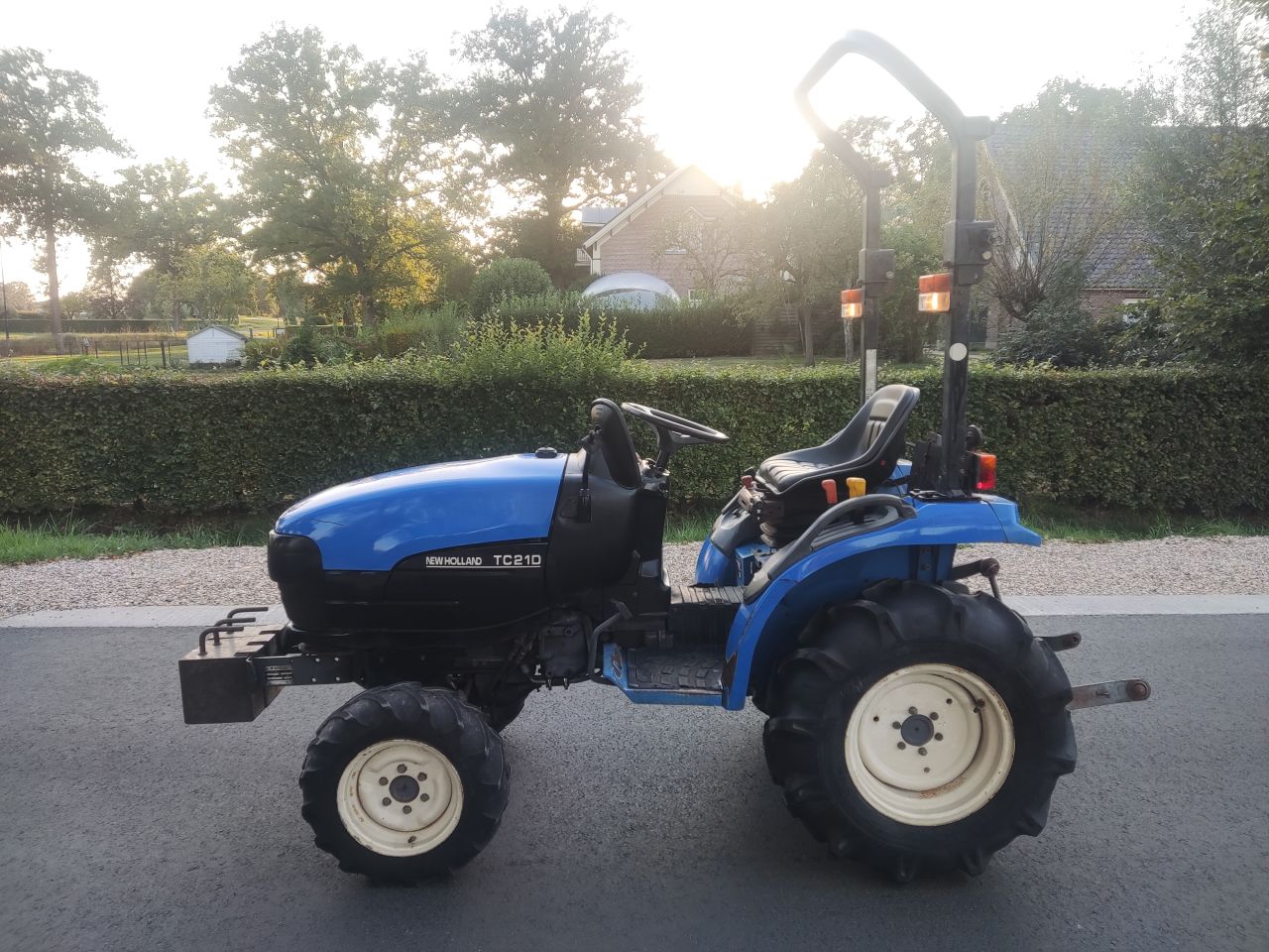 NEW HOLLAND tractor (type TC21D, 21 pk, hydrostaat, etc.)