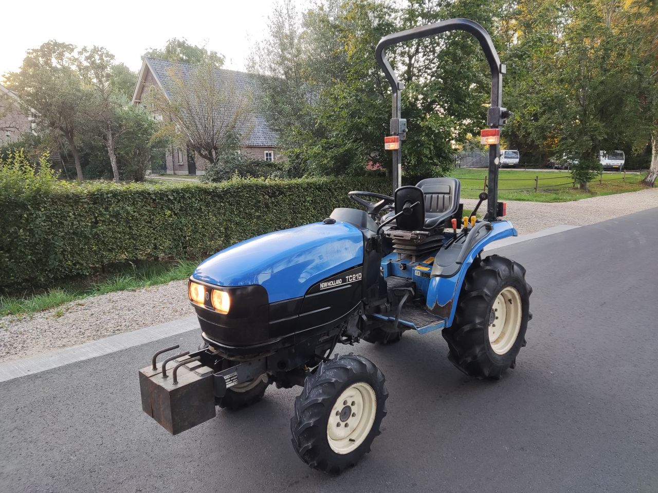 NEW HOLLAND tractor (type TC21D, 21 pk, hydrostaat, etc.)