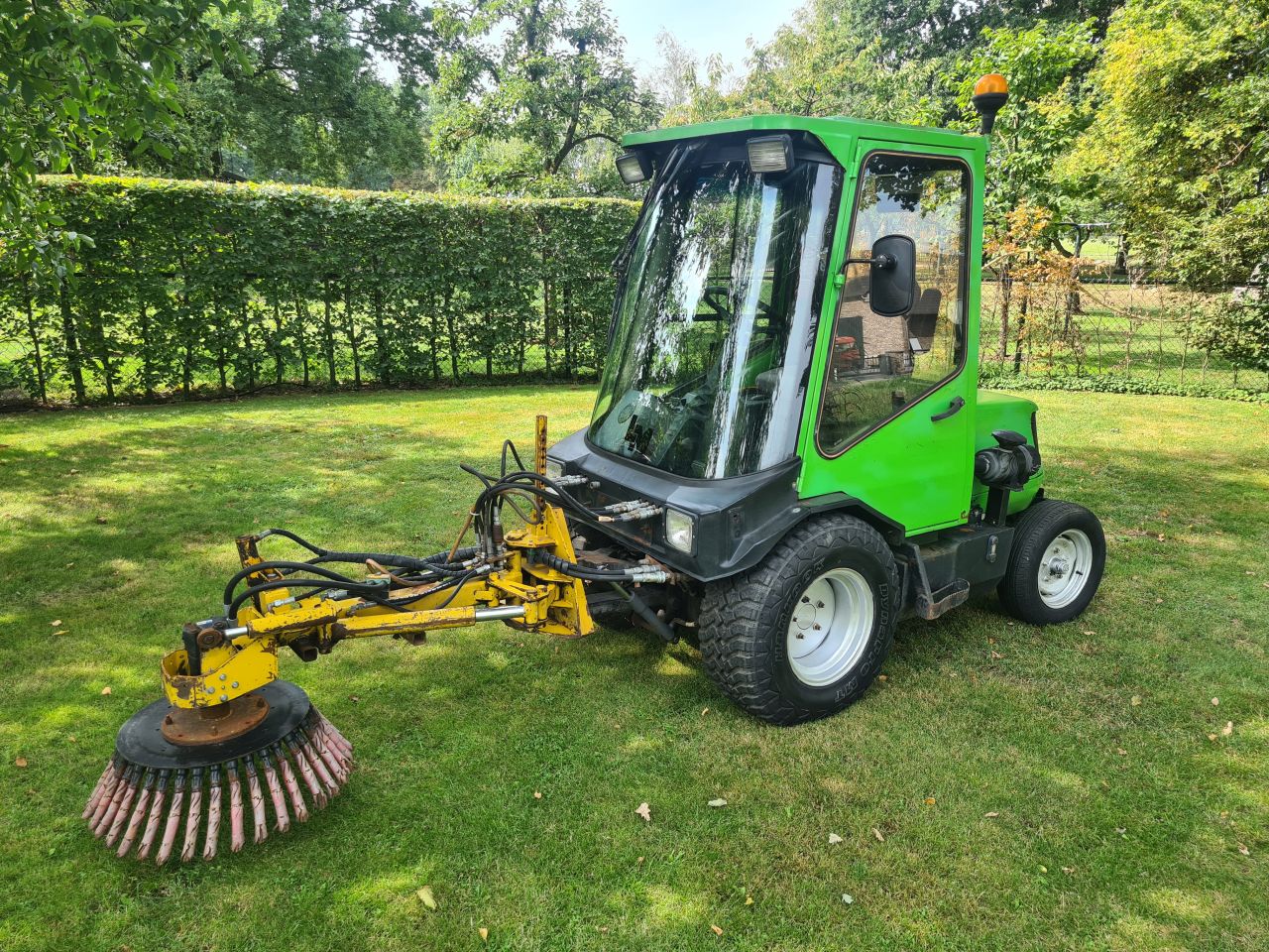 Lm trac 285 werktuigdrager met onkruidborstel