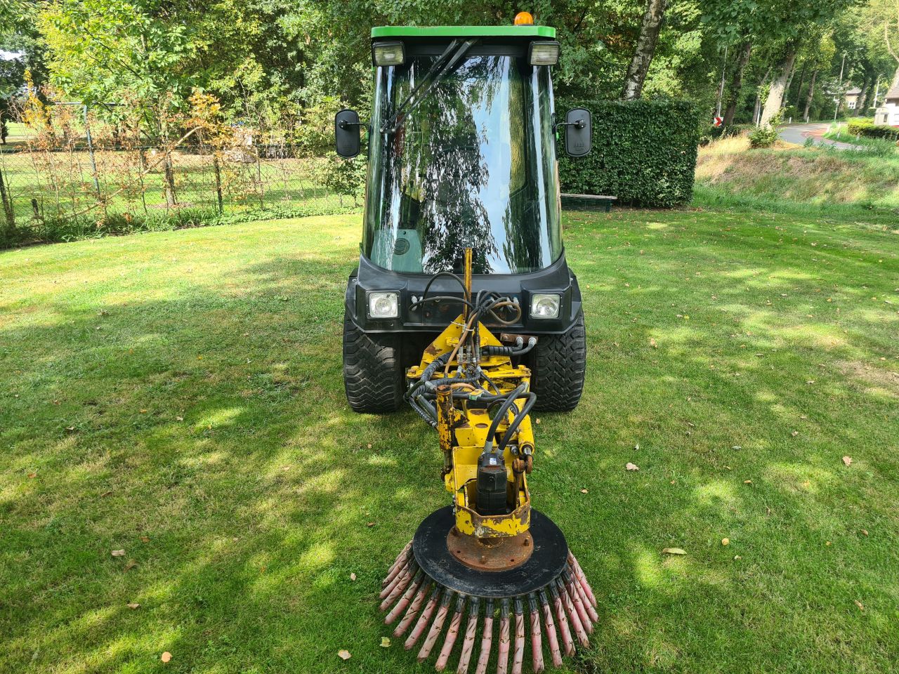 Lm trac 285 werktuigdrager met onkruidborstel