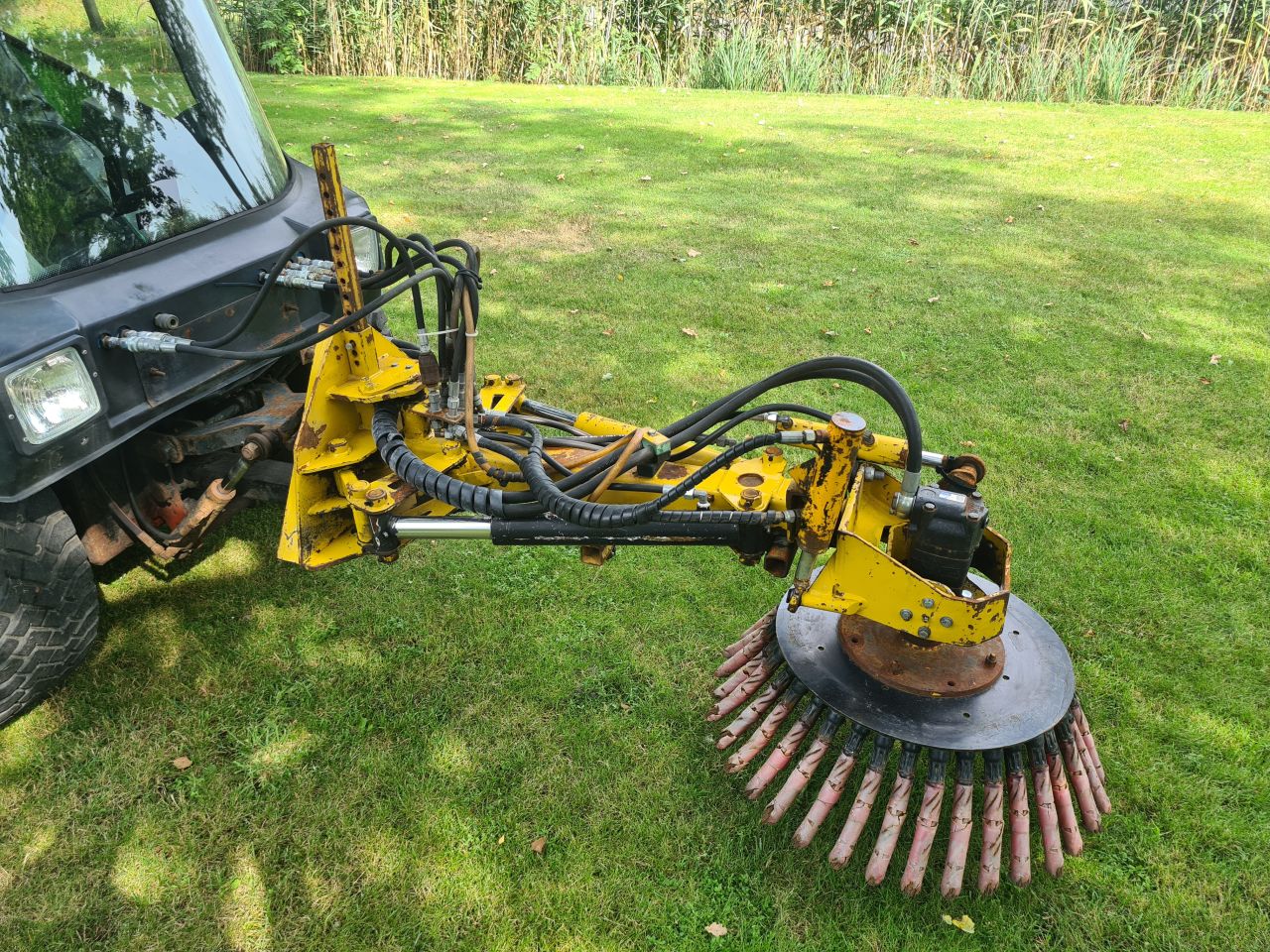 Lm trac 285 werktuigdrager met onkruidborstel