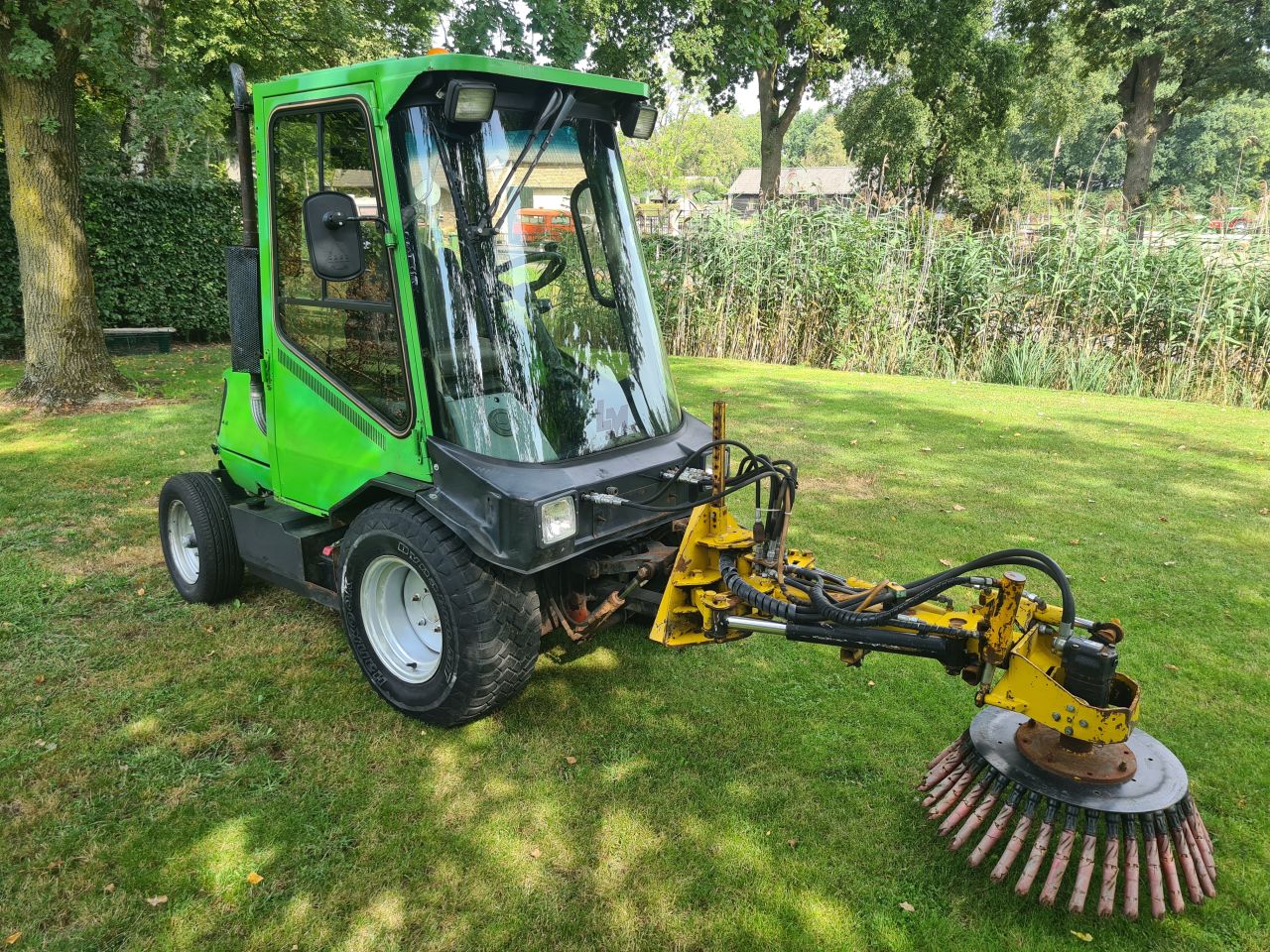 Lm trac 285 werktuigdrager met onkruidborstel