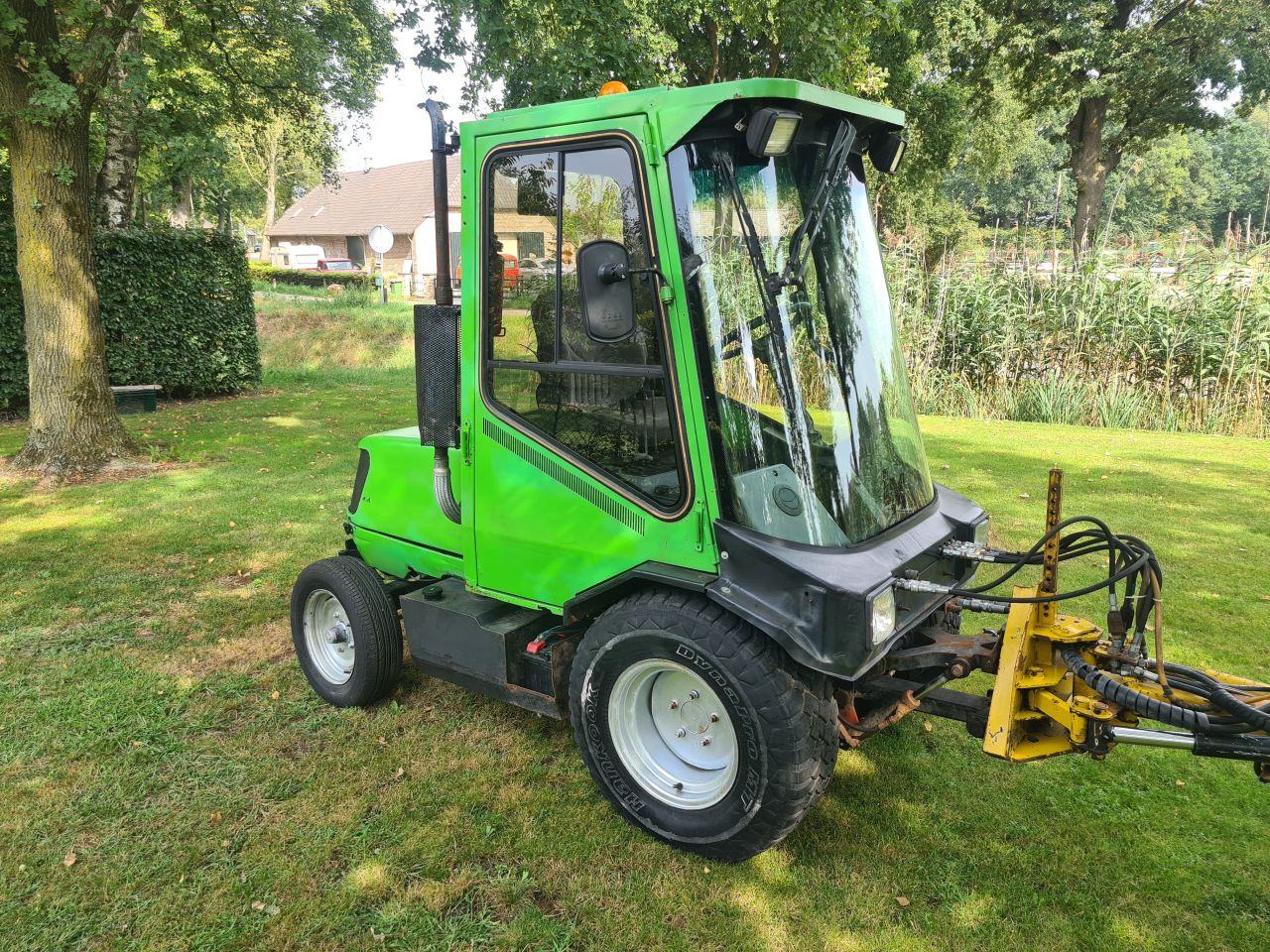 Lm trac 285 werktuigdrager met onkruidborstel