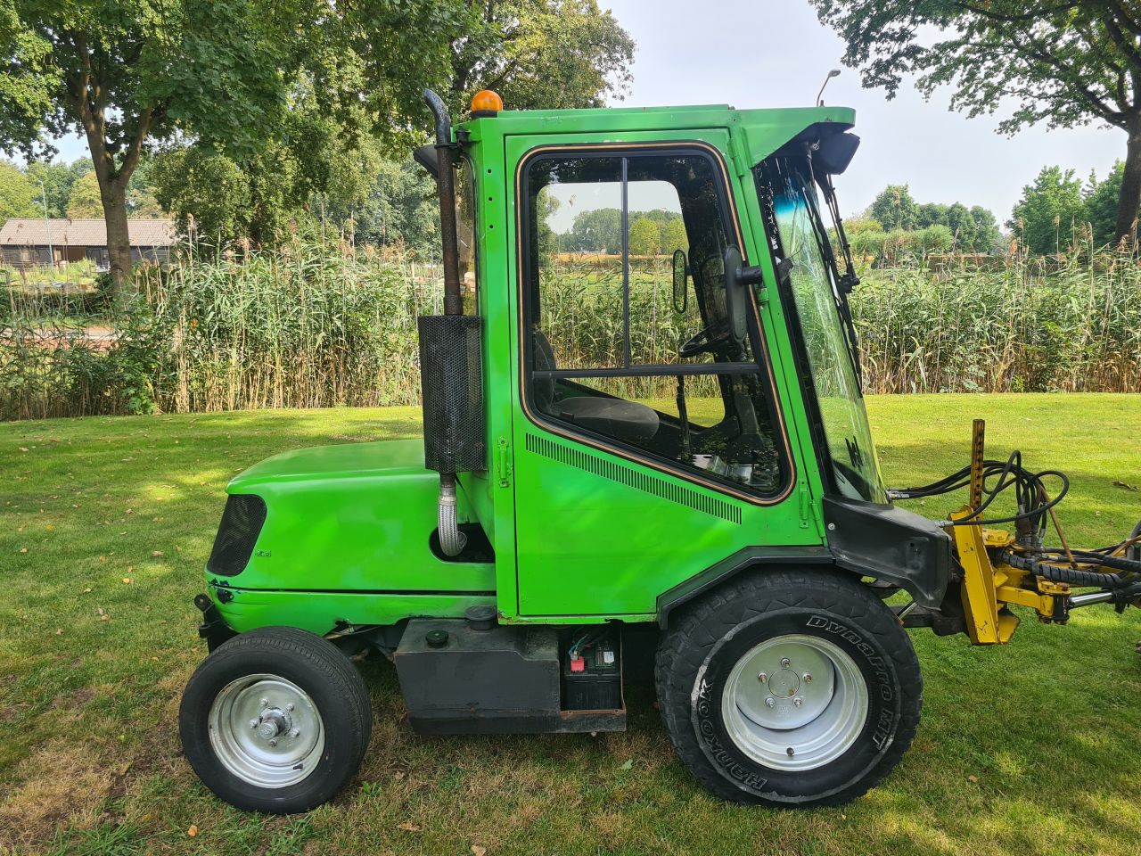 Lm trac 285 werktuigdrager met onkruidborstel