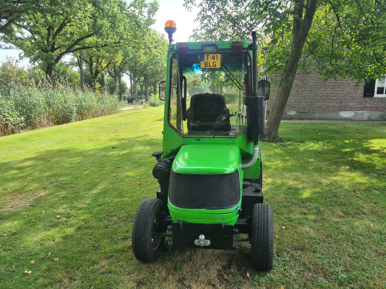 Lm trac 285 werktuigdrager met onkruidborstel