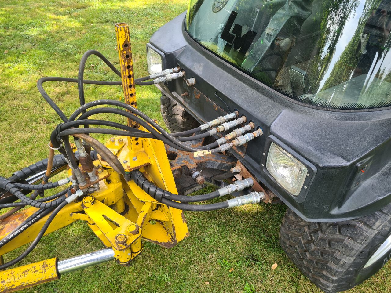 Lm trac 285 werktuigdrager met onkruidborstel