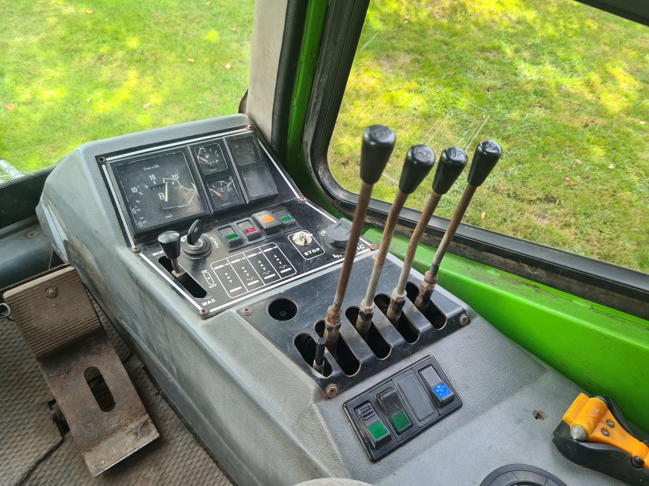Lm trac 285 werktuigdrager met onkruidborstel