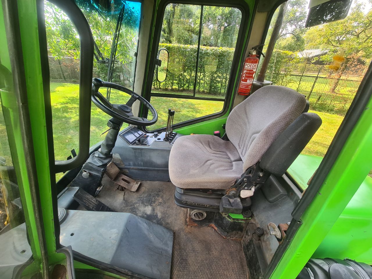 Lm trac 285 werktuigdrager met onkruidborstel