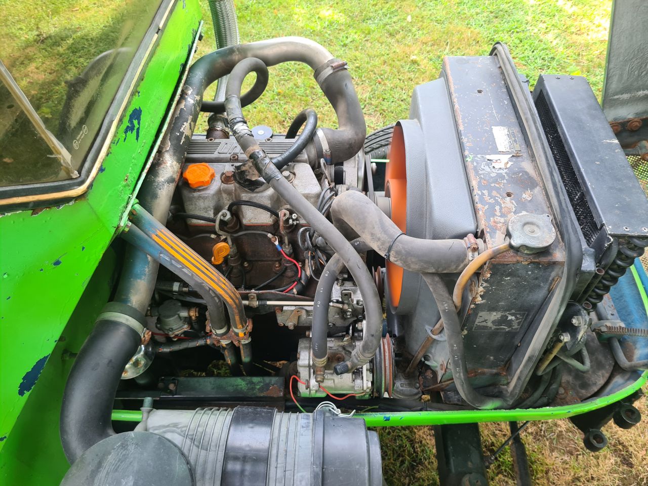 Lm trac 285 werktuigdrager met onkruidborstel