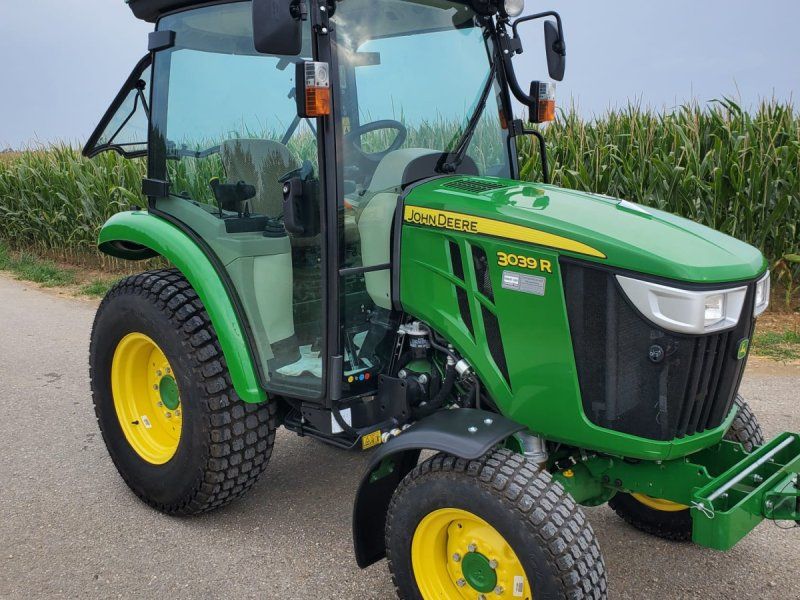 John Deere 3039R