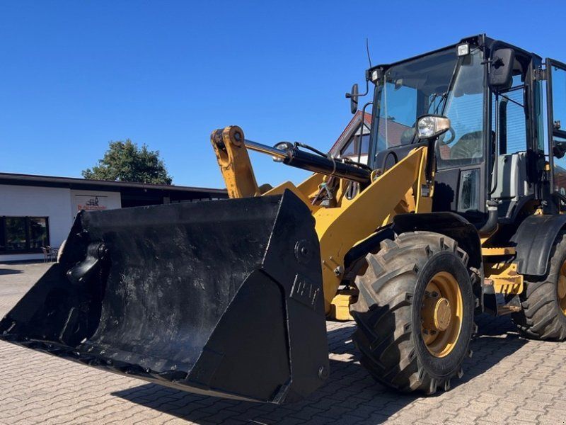 Caterpillar 908M  mit Klappschaufel