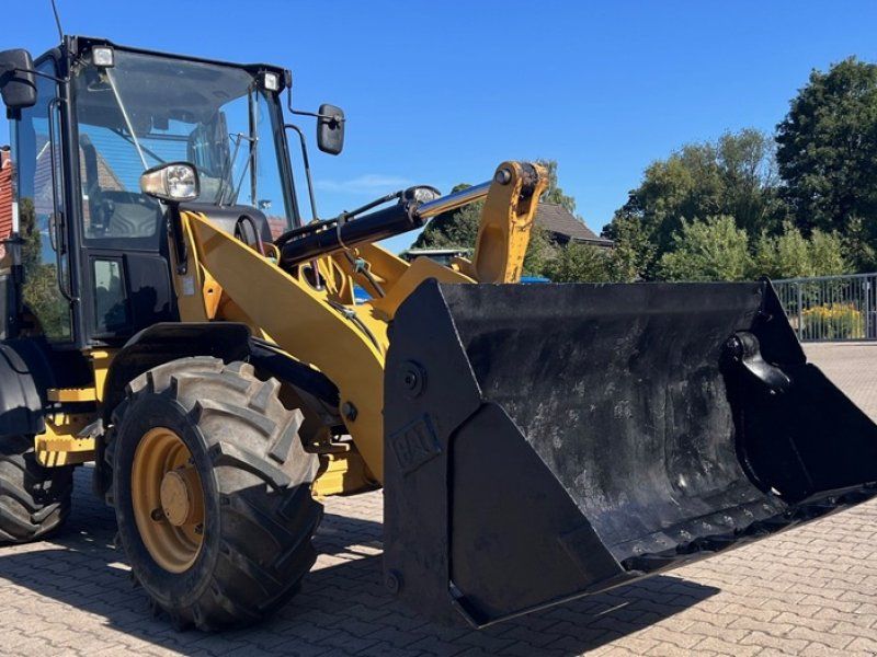Caterpillar 908M  mit Klappschaufel