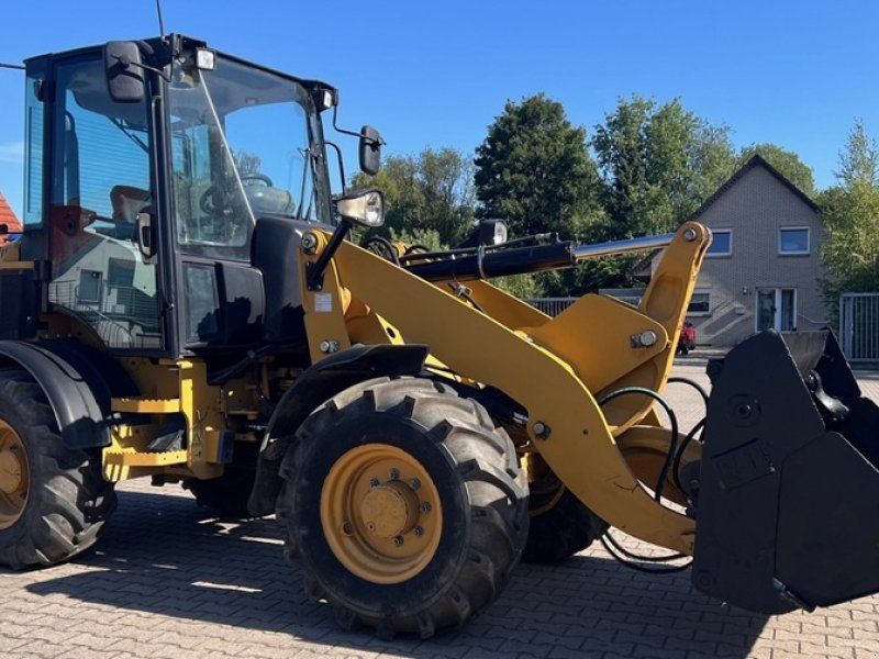 Caterpillar 908M  mit Klappschaufel