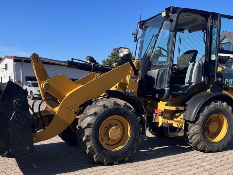 Caterpillar 908M  mit Klappschaufel
