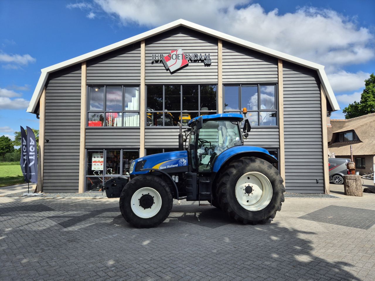 NEW HOLLAND T6080 tractor met 155 pk en 6 cilinder