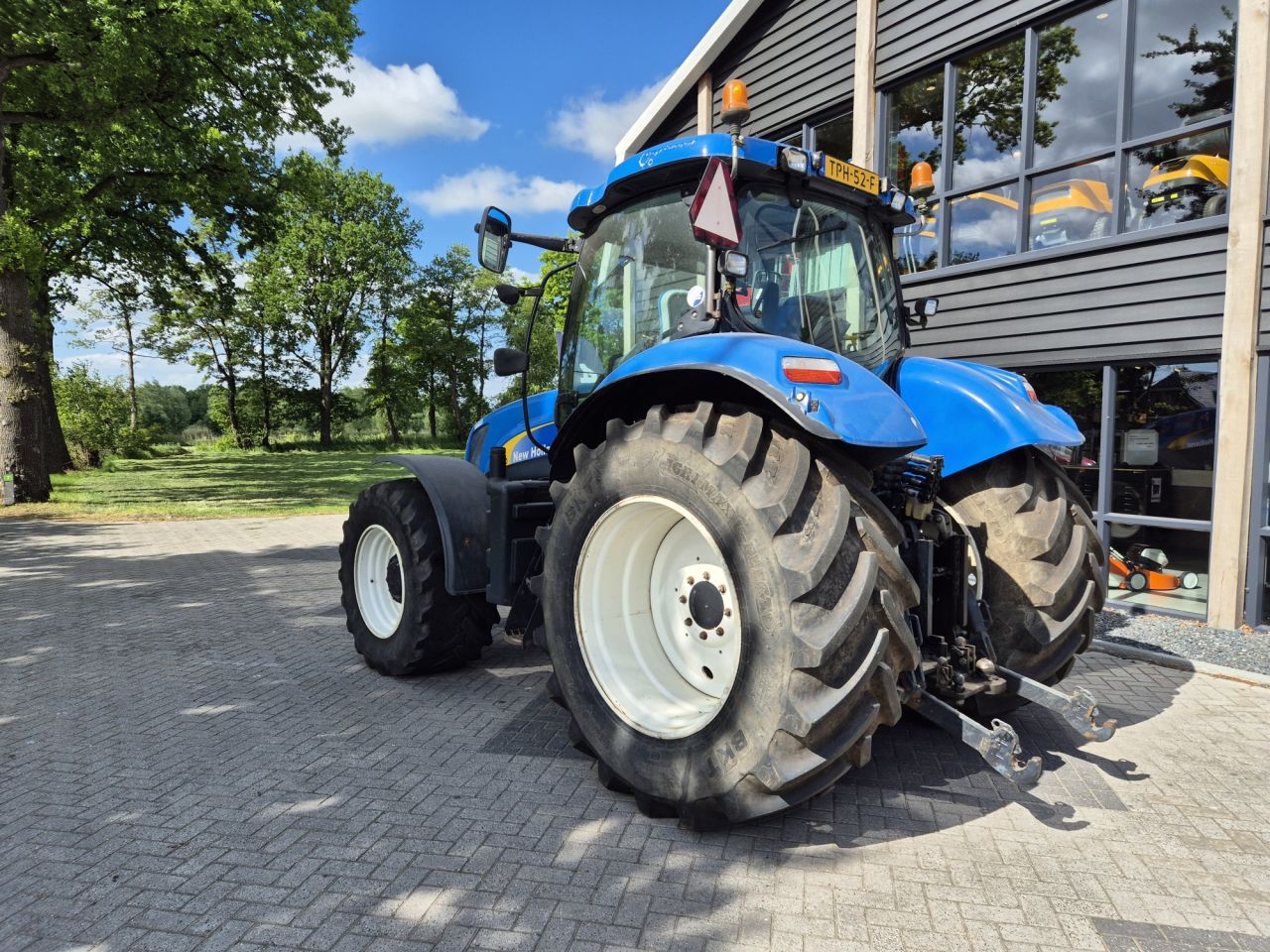 NEW HOLLAND T6080 tractor met 155 pk en 6 cilinder