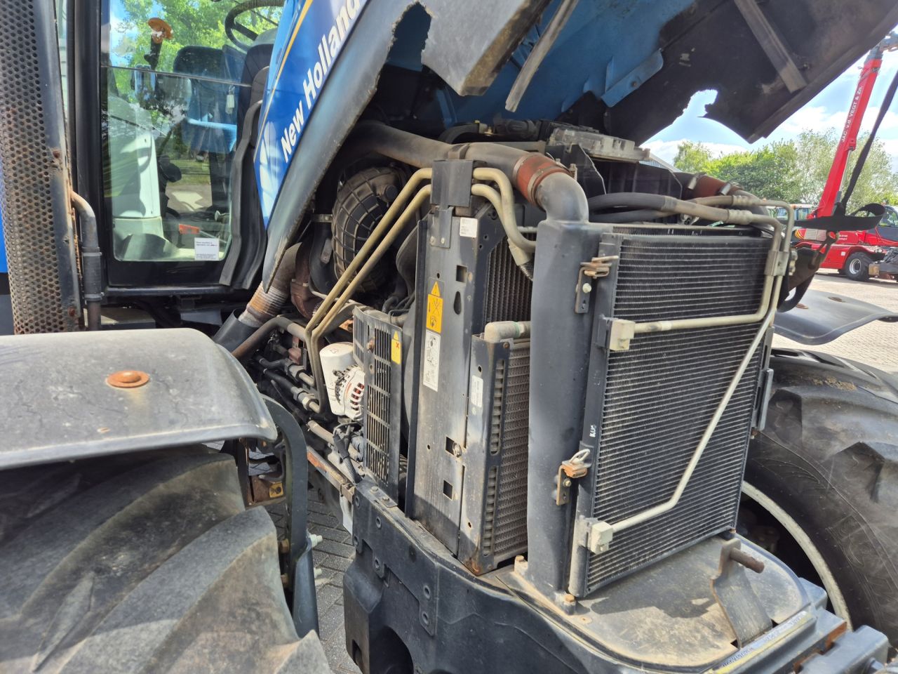 NEW HOLLAND T6080 tractor met 155 pk en 6 cilinder