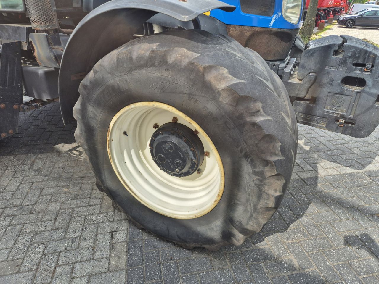 NEW HOLLAND T6080 tractor met 155 pk en 6 cilinder