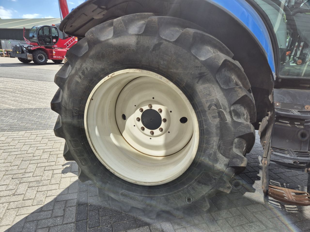 NEW HOLLAND T6080 tractor met 155 pk en 6 cilinder