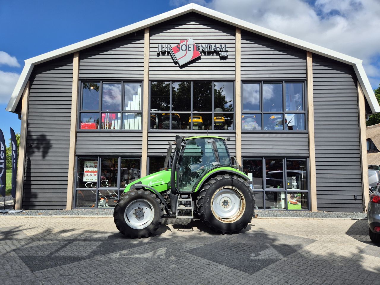 DEUTZ AGROTRON 85 tractor met 4 cilinder en 85 pk