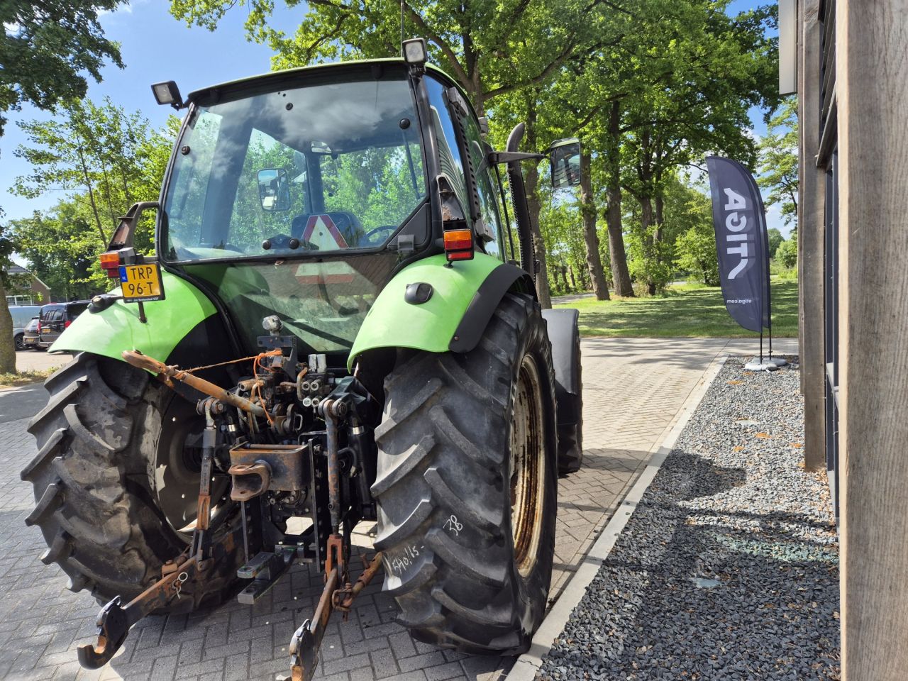 DEUTZ AGROTRON 85 tractor met 4 cilinder en 85 pk