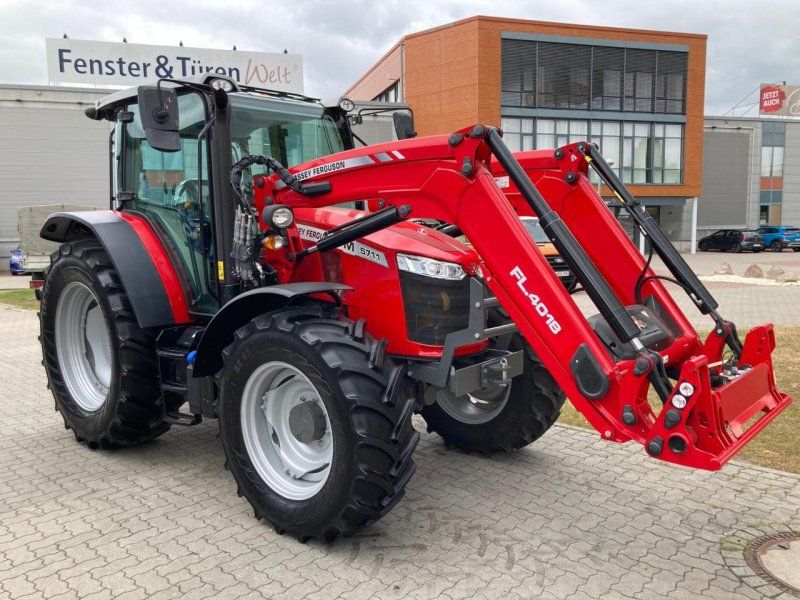 Massey Ferguson 5711M Dyna 4 Neue Lagermaschine
