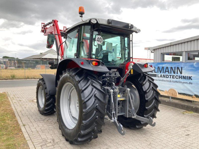 Massey Ferguson 5711M Dyna 4 Neue Lagermaschine