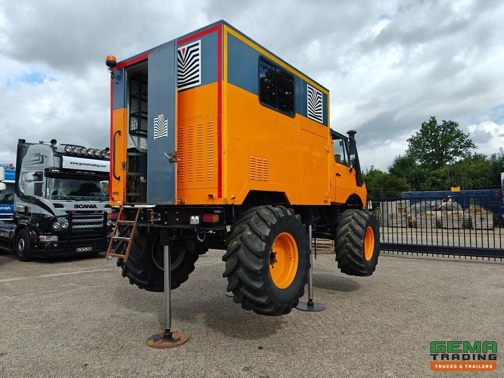 Mercedes-Benz Unimog 1300L 4x4 Schaltgetriebe - Geschlossener Kasten - Zapfwelle - Hydraulische Stützbeine - Webasto - Sounding-Fahrzeug