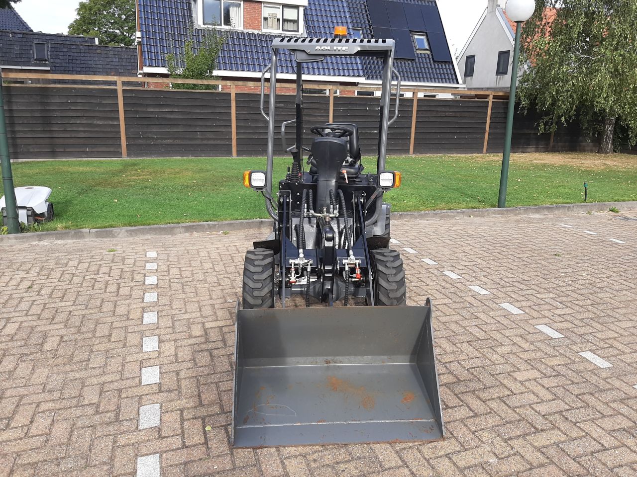 E Wolf 604 elektrische shovel met grondbak